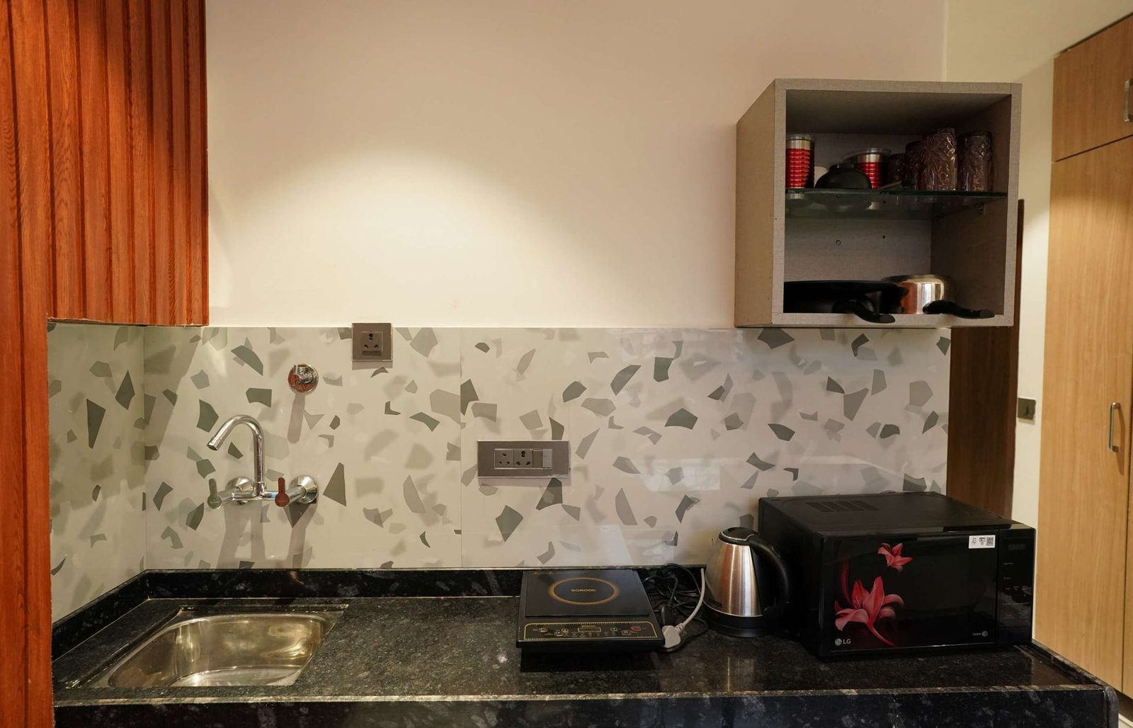 Modern Studio with Kitchenette - Image 2