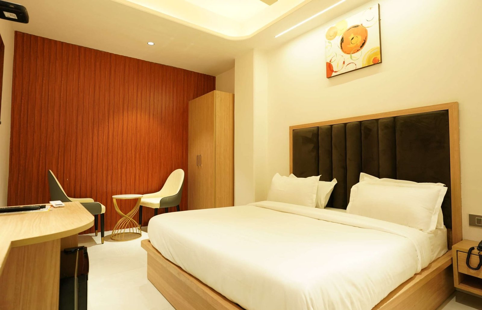 Modern Studio with Kitchenette - Image 3